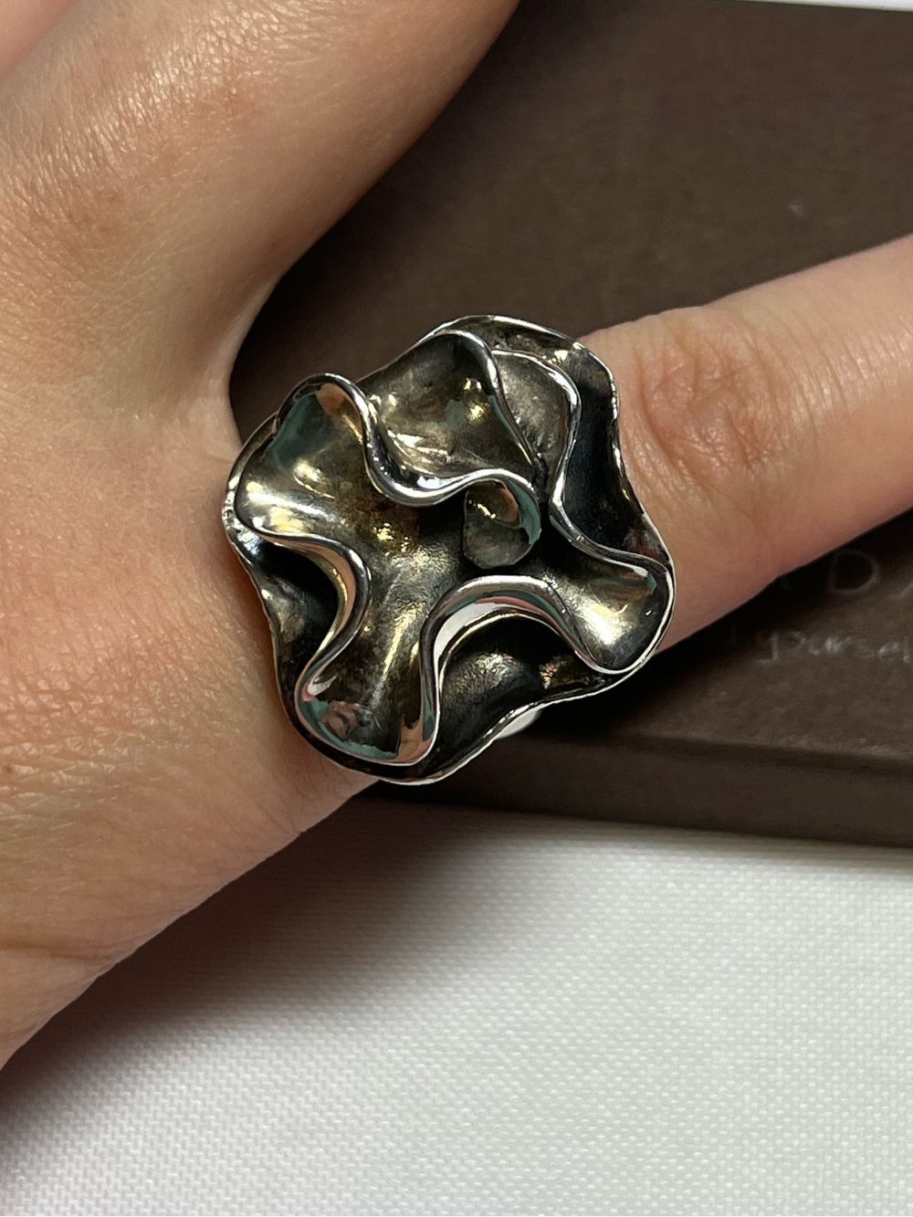 SILPADA sterling silver “blooming flower” ring
Size 6.5
Stamped 925
NEW